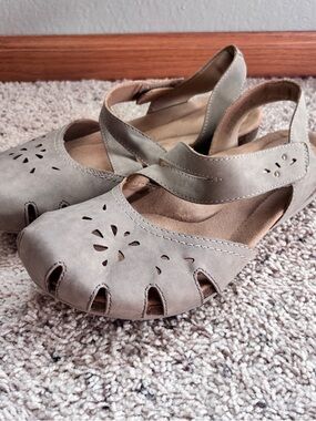 Earth Origins Tan Grayish with Velcro Strap US 9,5